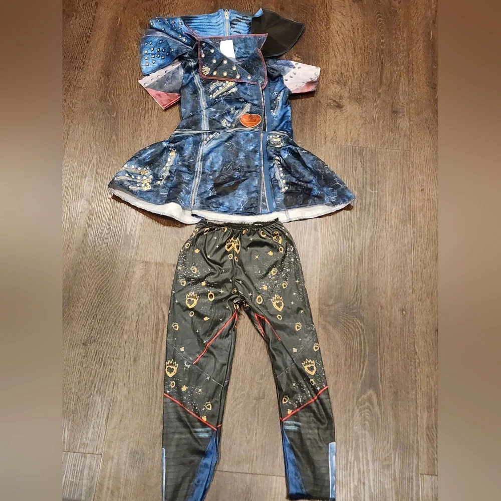 Evie Descendants costume, Size 4-6 - Picture 1 of 5